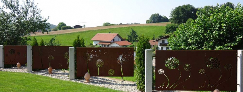 Sichtschutz aus Cortenstahl und Granitsäulen