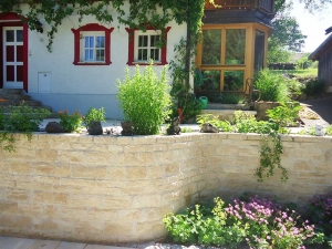 Natursteinmauer vor der Terrasse