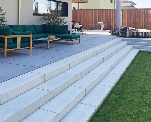 Terrasse mit Treppe zum Garten