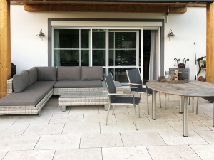 Terrasse mit Natursteinpflaster