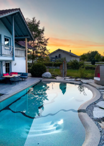 Abendstimmung am Bio.Design-Pool