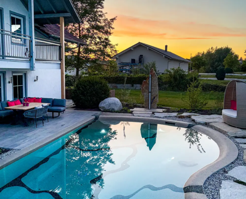 Abendstimmung am Bio.Design-Pool