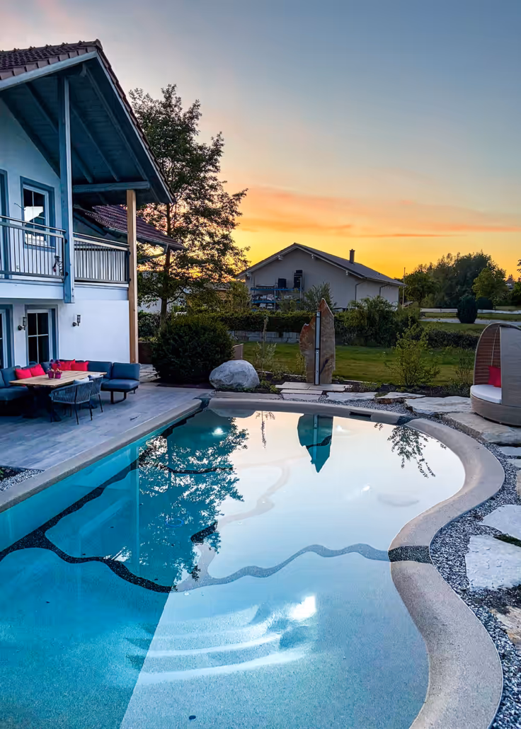 Abendstimmung am Bio.design-Pool