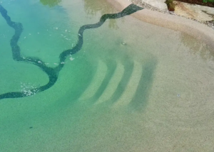 Bio.Design-Pool Nahaufnahme mit Sandlagune im Einstiegsbereich