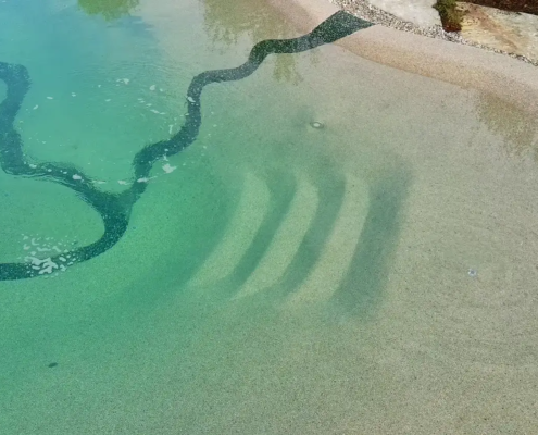 Bio.Design-Pool Nahaufnahme mit Sandlagune im Einstiegsbereich
