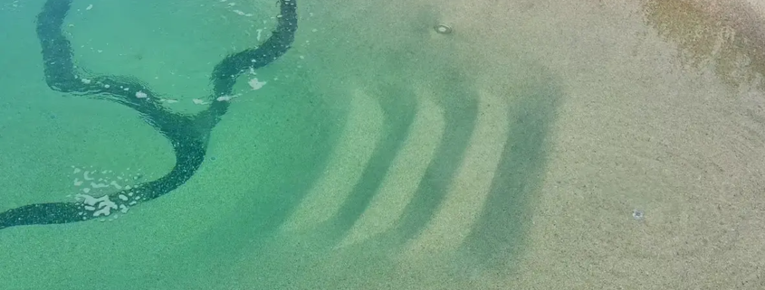 Bio.Design-Pool Nahaufnahme mit Sandlagune im Einstiegsbereich