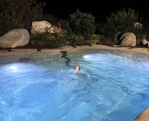 Bio.design-Pool beleuchtetes Abendschwimmen