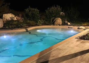 Bio.design-Pool stimmungsvoll beleuchtet