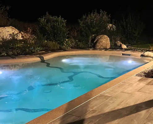 Bio.design-Pool stimmungsvoll beleuchtet
