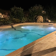 Bio.design-Pool stimmungsvoll beleuchtet