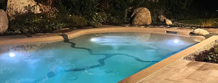 Bio.design-Pool stimmungsvoll beleuchtet