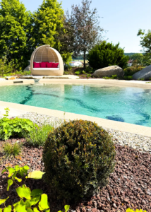 Bio.design-Pool Loungs-Sessel und niedriger Randbepflanzung