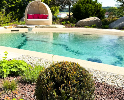 Bio.design-Pool Loungs-Sessel und niedriger Randbepflanzung