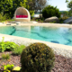 Bio.design-Pool Loungs-Sessel und niedriger Randbepflanzung