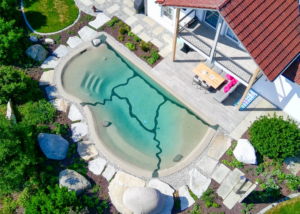 Bio.Design-Pool harmonisch im Garten mit Randbepflanzung