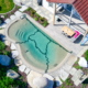 Bio.Design-Pool harmonisch im Garten mit Randbepflanzung