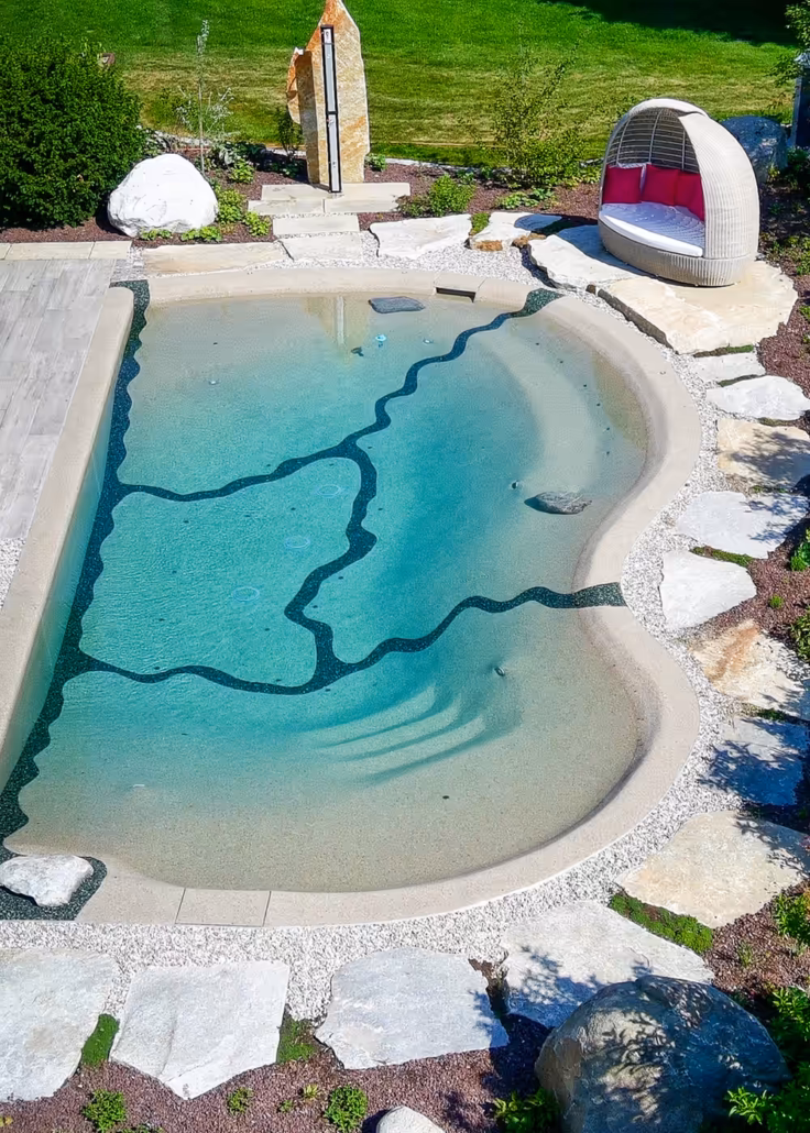 Natürlicher Bio.design-Pool mit bequemem Daybed – entspanntes Poolerlebnis im naturnahen Ambiente