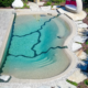 Natürlicher Designerpool mit gemütlicher Sitzgelegenheit und Außendusche