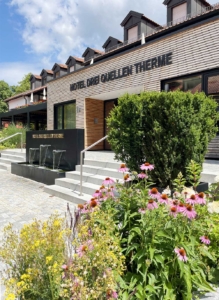 Gestaltung des Eingangsbereichs des Hotels Drei Quellen Therme in Bad Griesbach.