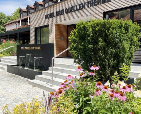 Gestaltung des Eingangsbereichs des Hotels Drei Quellen Therme in Bad Griesbach.
